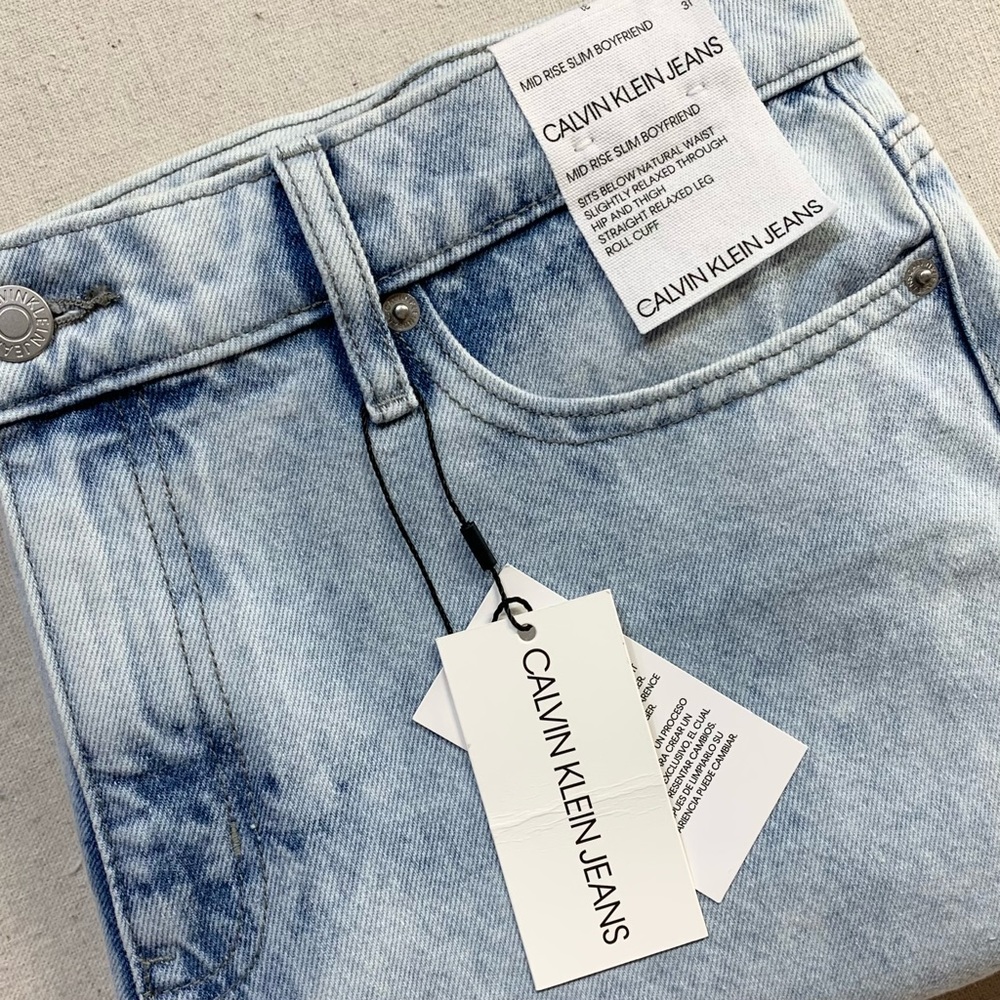 Calvin Klein~NWT~Women’s Mid Rise Slim‎ Boyfriend Light Wash Jeans~Sz 31 - Picture 12 of 15